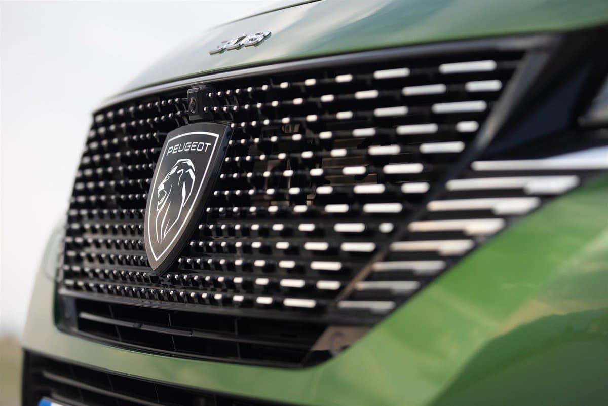 El Peugeot 208 se corona como coche más vendido en enero y Toyota arranca 2026 como marca más popular